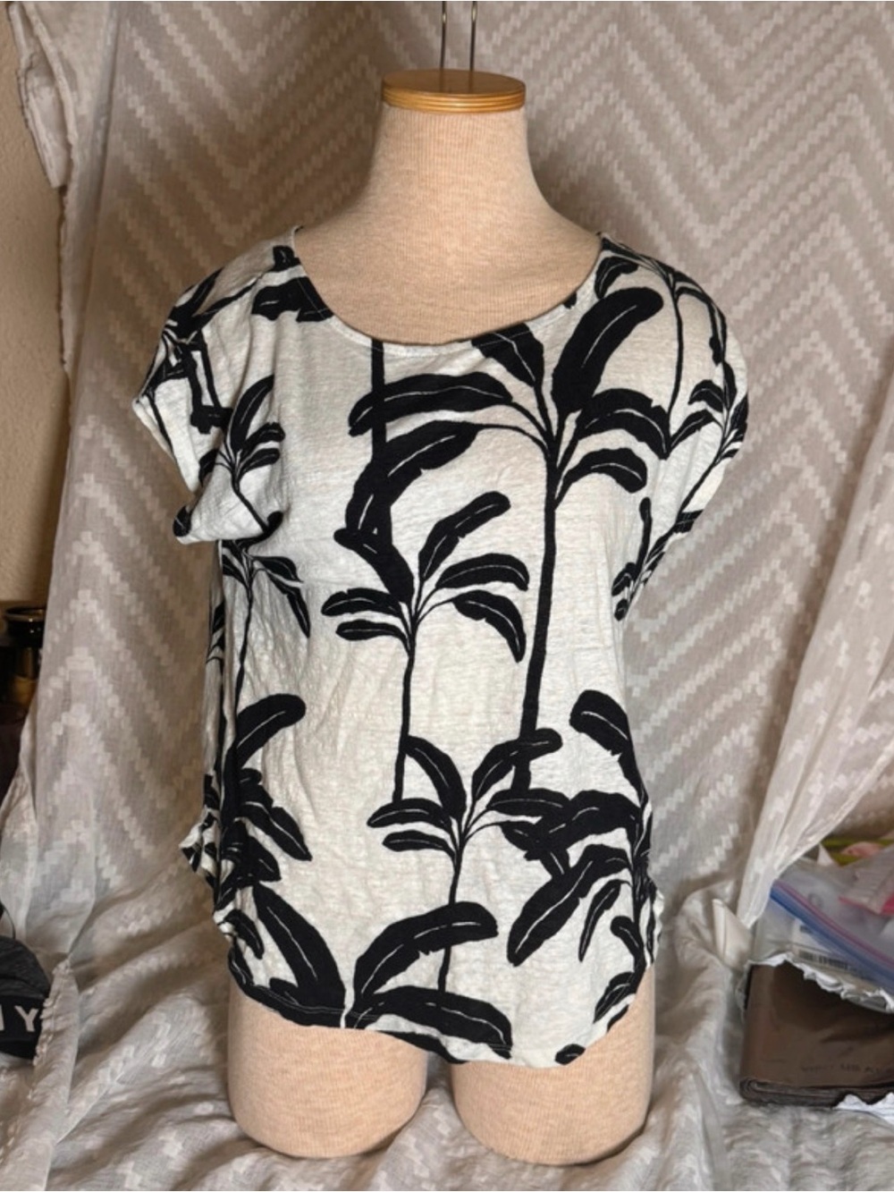 Tahari Black & Cream Botanical Short Sleeve Tee